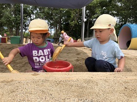 ひよこ・いちご「泥んこ遊び」