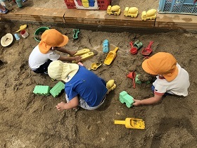 ひよこ・いちご「泥んこ遊び」