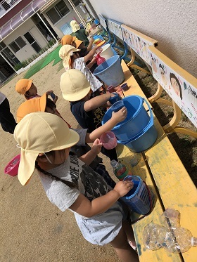 ひよこ・いちご「泥んこ遊び」