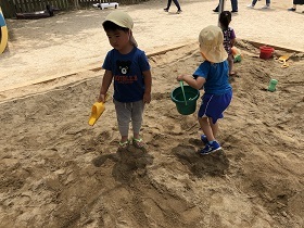 ひよこ・いちご「泥んこ遊び」
