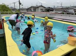 プール遊び
