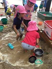 泥んこ遊び２