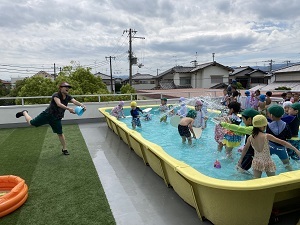 プール遊び