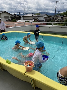 プール遊び